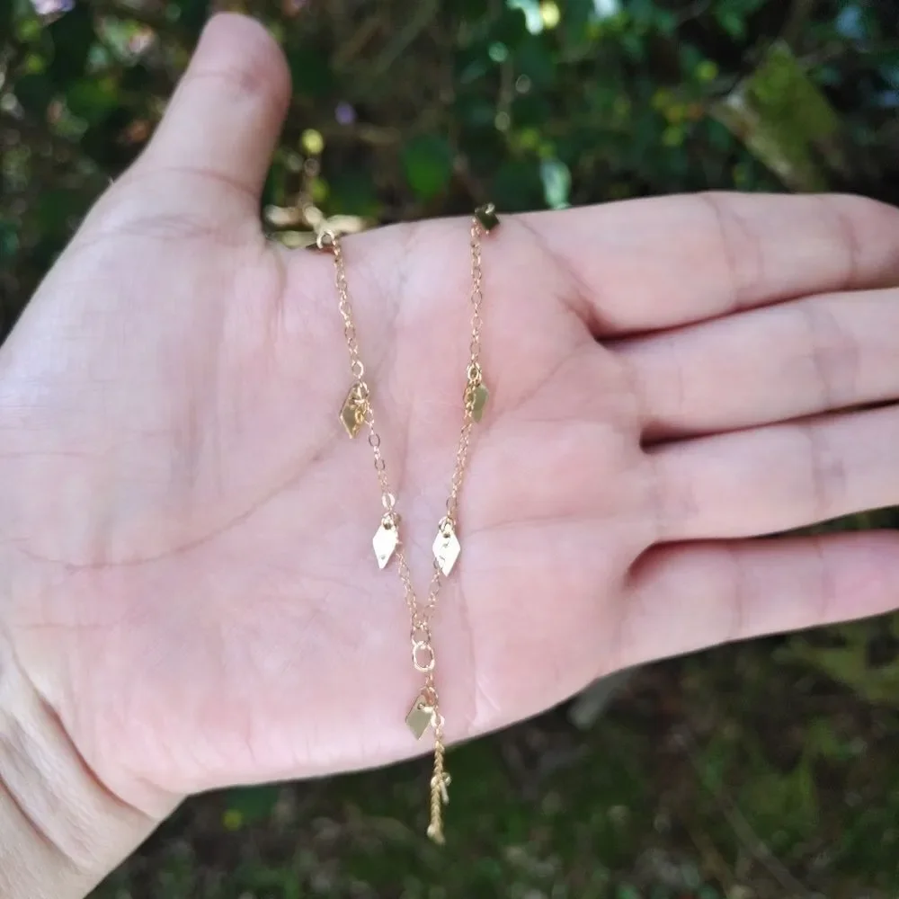 Choker style necklace with diamond♦ shaped accents